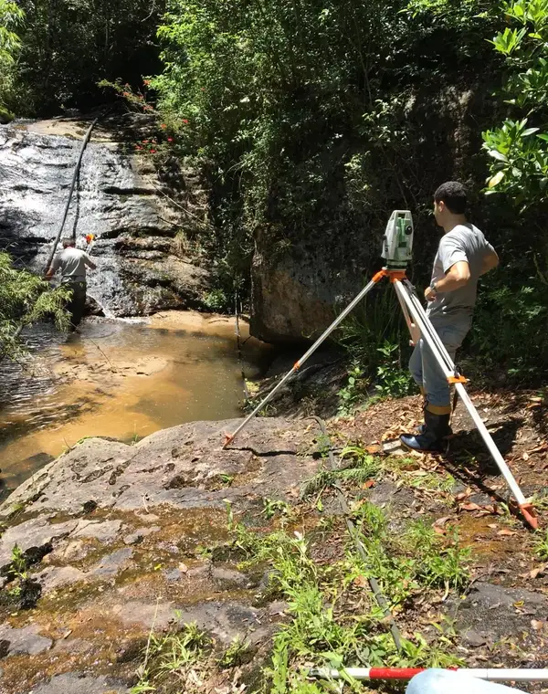 Estação total em levantamento topográfico junto a cachoeira